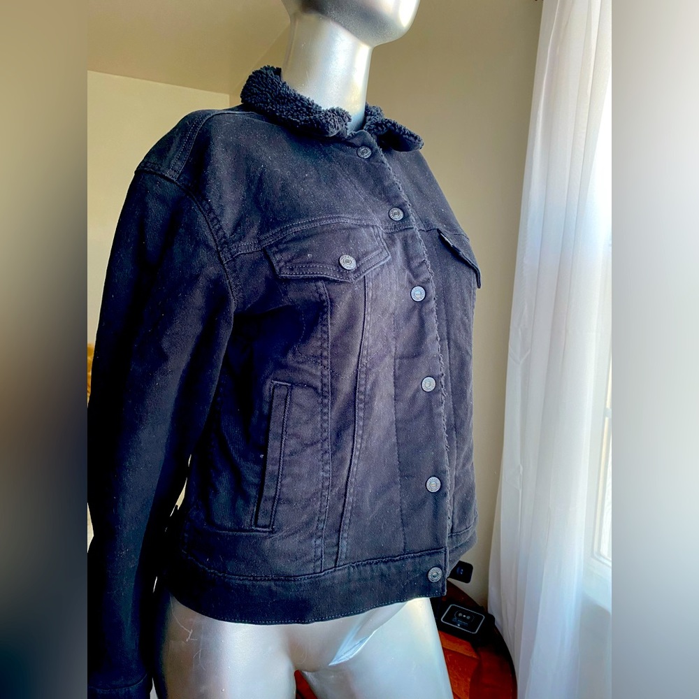 Levi’s Black Jean Jacket Size Small
Durable denim and lined with fuzzy sherpa